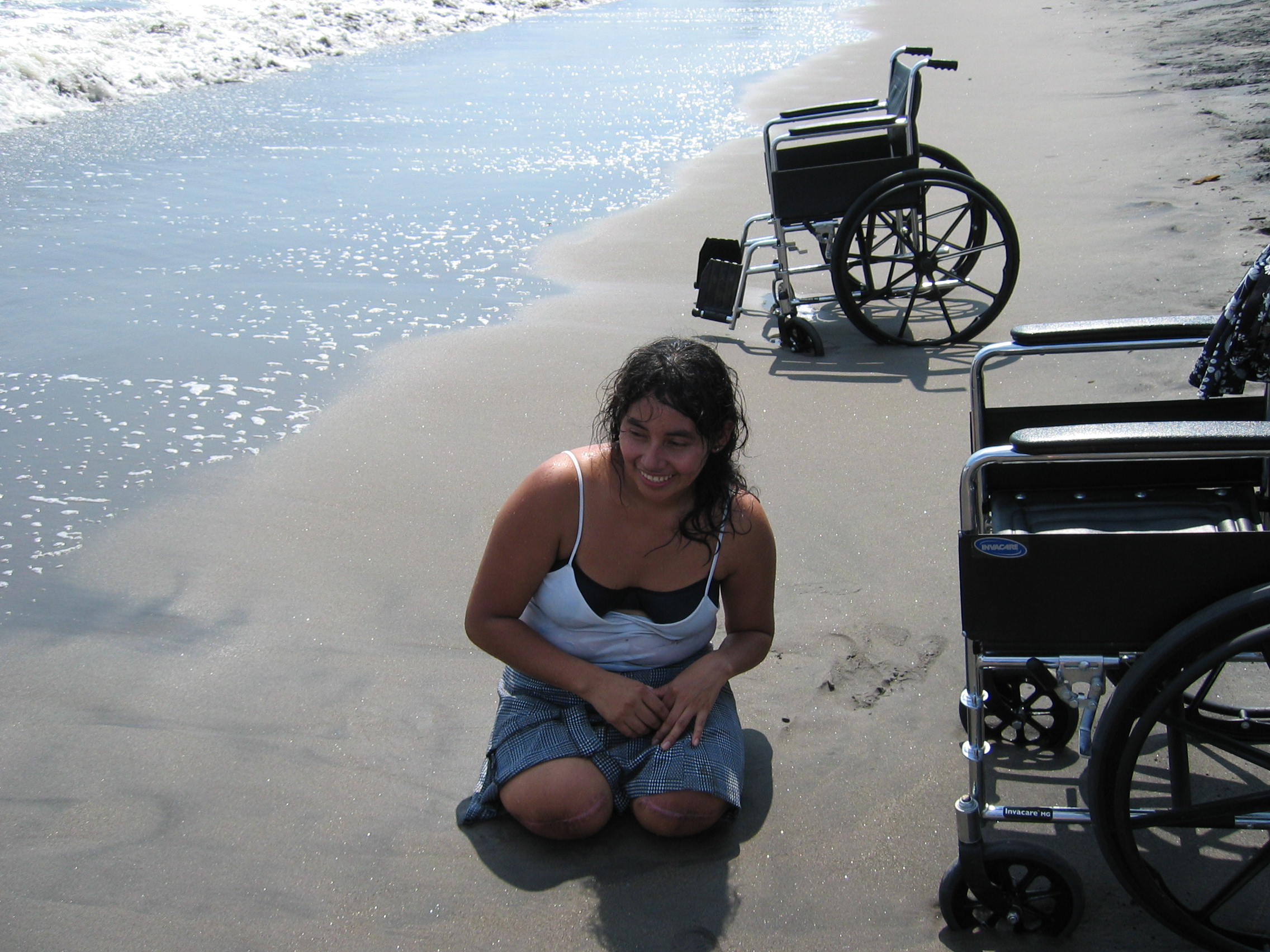 Leti Isabela Mejía Yanes sits on the beach.
