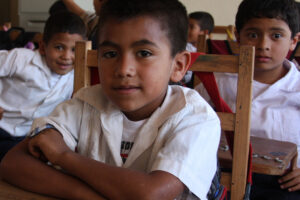 Los niños pasan más tiempo en la escuela, y resultados de los exámenes están subiendo.